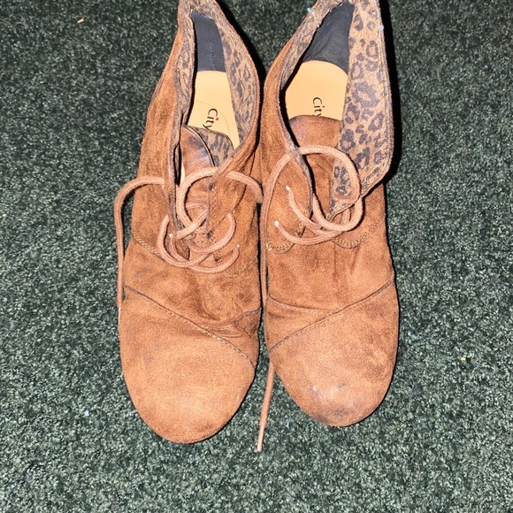 Fashionable Suede Boots with Heel - Picture 2 of 5